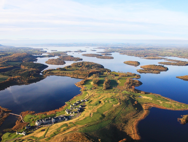 Rezort Loch Erne z vtáčej perspektívy.