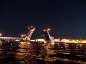 Jednou z atrakcii Petrohradu je otváranie mostov.