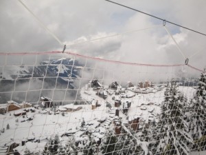 Pohľad do francúzskeho strediska Avoriaz s typickými do neba čnejúcimi  ubytovniami