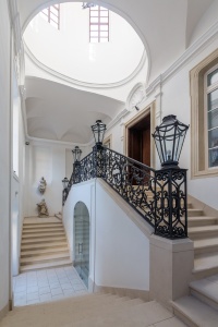 Elegantné schodištia s originálnymi tepanými zábradliami.