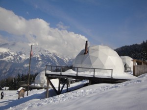 Ubytovať sa možno aj v luxusných stanoch tvaru iglu