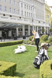 Medzi propagačné akcie pre okoloidúcich obyvateľov a návštevníkov Bratislavy bol aj ukážkový odpal slovenskej reprezentantky Ley Klimentovej na trávniku pred Hotelom Carlton. Pravda, len loptičkou, ktorá sa po údere rozsypala na tisícky čiastočiek.  